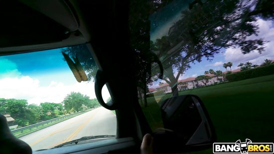 19 летняя брюнетка за деньги дала пикаперу в автобусе