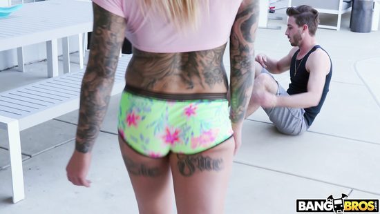 Пасынок офигел от вида здоровых сисек своей грудастой мачехи