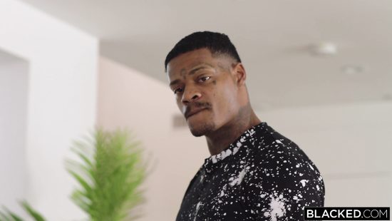 Исполнительный директор большими сиськами соблазнила мускулистого негра