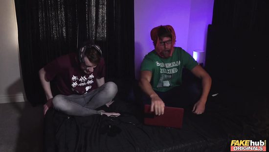 Пухлая лесбиянка покинула подруг ради групповухи с парнями