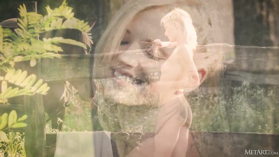 Городская девушка в деревне почувствовала единение с природой