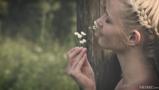 Городская девушка в деревне почувствовала единение с природой