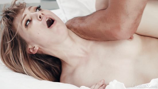 Секси блондинка проверяет способности своего потенциального мужа