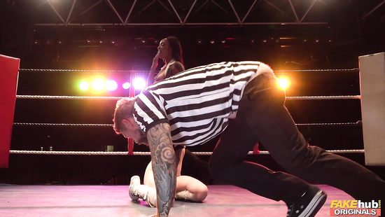 Рефери на ринге прекратил бой и просто трахнул драчливых лесбиянок