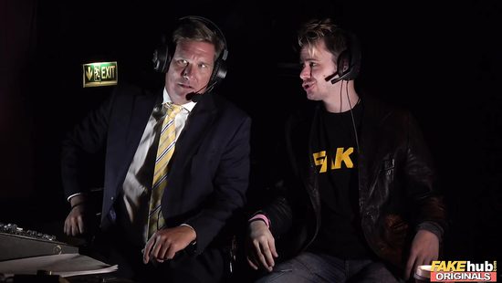 Рефери на ринге прекратил бой и просто трахнул драчливых лесбиянок