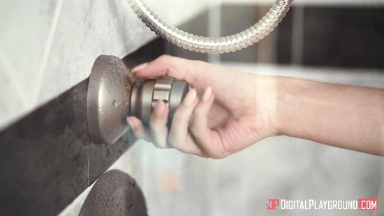 От вида голой падчерицы в душе у отчима встали усы и член