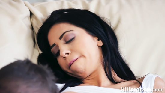 Испанку с большими титьками глубоко трахнул умелый приятель