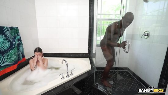 Спинку намылить, а киску оттрахать