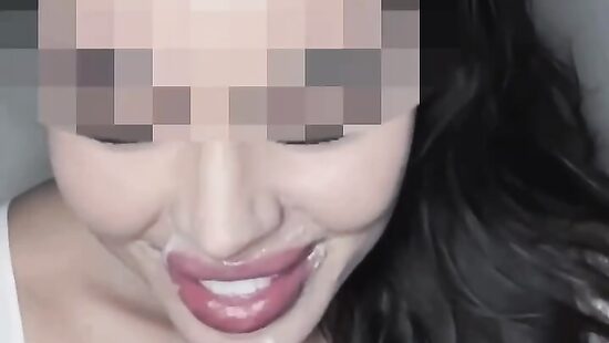 Играет со спермой во рту