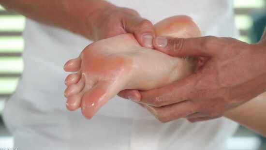 Ножки у молодой брюнетки были такими хорошенькими, что массажит не сдержался