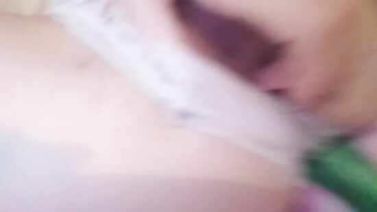 Знакомая расслабляется.