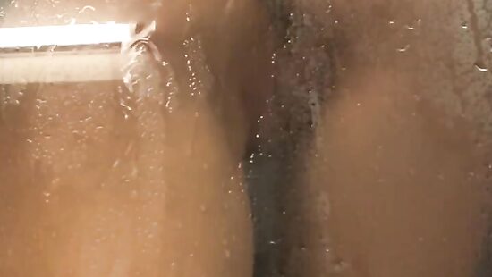 Моя сладенька душ принимает)