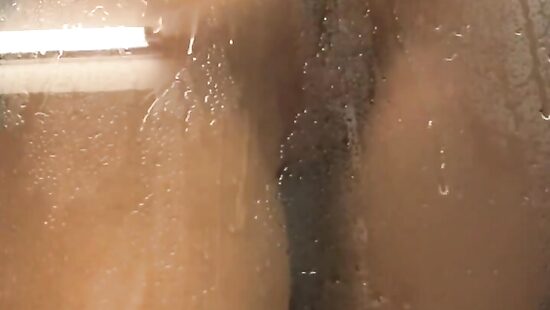 Моя сладенька душ принимает)