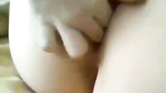 Подружка сестры скинула видео, как она мастурбирует...