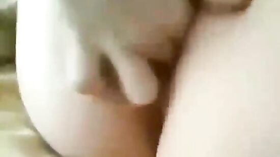 Подружка сестры скинула видео, как она мастурбирует...