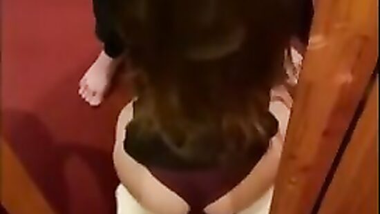 Послушная  сладко полирует хуй на коленях и становится рачком