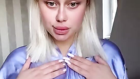 Трясу своими сисечками))