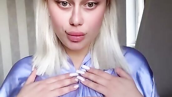 Трясу своими сисечками))