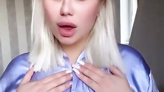 Трясу своими сисечками))