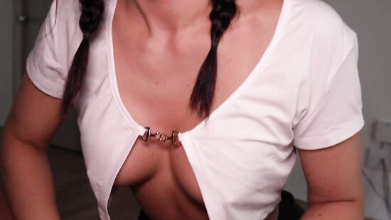 Сделаешь домашку, если покажу сиськи?