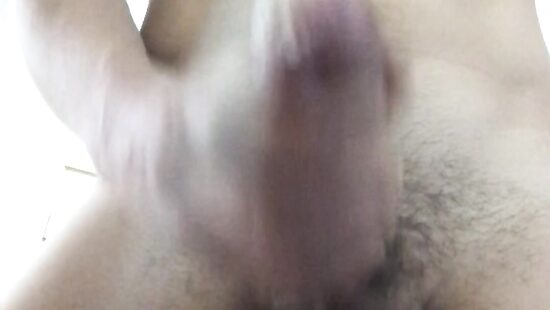 Молодой парень обильно кончает.