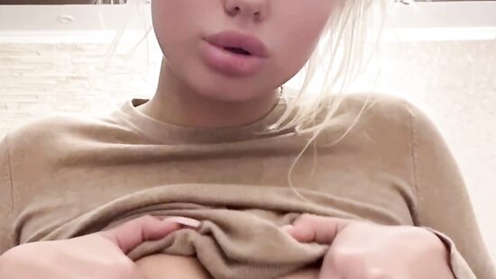 Играюсь с голенькими сисечками)