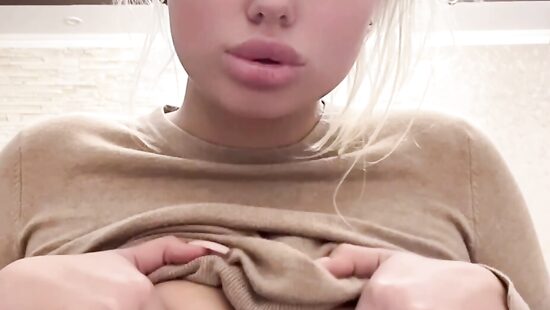 Играюсь с голенькими сисечками)