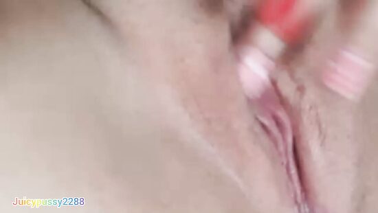 Мастурбация киски пальчиками до оргазма крупным планом