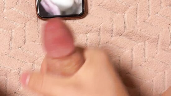 Дрочит на мои фоточки да еще и так сексуально и страстно