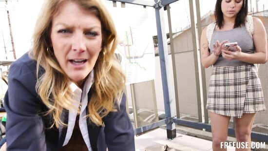 Разврат на автобусной остановке