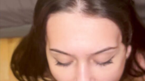 Обкончал лицо милой брюнетки