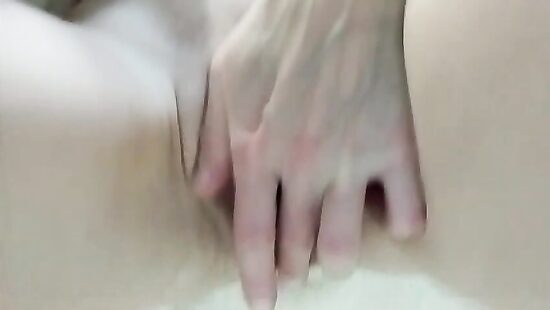 Катя теребит писю