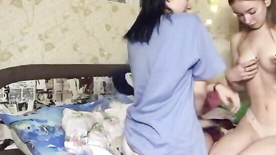 Полина из Одессы с подругой Катей
