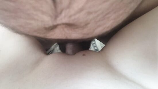 Кончает много спермы на голенький лобок