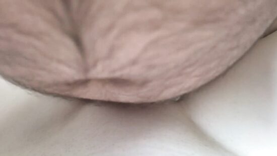 Кончает много спермы на голенький лобок