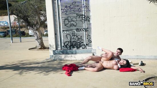 У всех на виду беру её в пи...