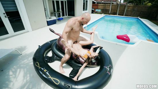 Крошечная азиатка чуть не обкончалась от вида большого члена