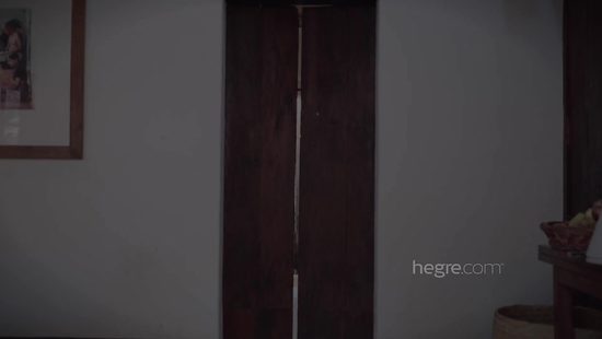 Чистенькая брюнетка после душа прочистила свои дырки игрушками