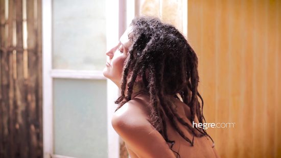 Чистенькая брюнетка после душа прочистила свои дырки игрушками