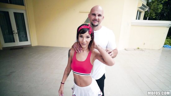 Во время дождя лысый тренер развёл на секс миниатюрную спортсменку