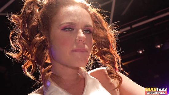 В качестве награды рыжая сучка на ринге получила большой член бульдозера