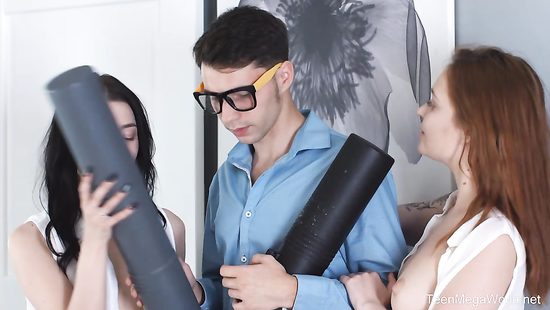 Ботан зашёл в гости к лесбиянкам и дуэт превратился в трио ЖМЖ