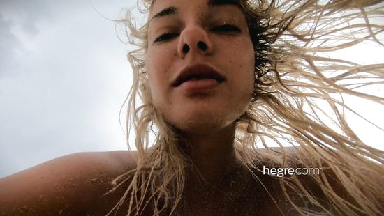 Голая русская тёлка развлекается на курорте с анальной пробкой