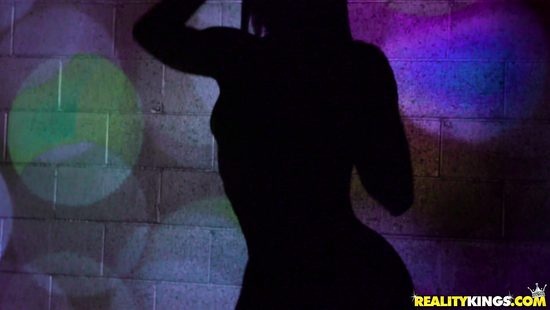 Продвинутые любовники занялись жарким сексом под лучами проектора