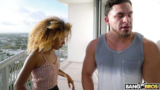 Накончал мачехе полную киску и спалился перед своей темнокожей девушкой