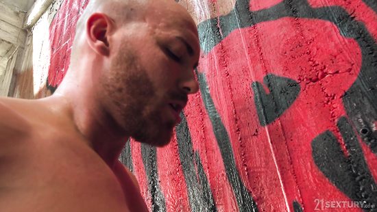 Слабая на передок блондинка получила в жопу мощный член