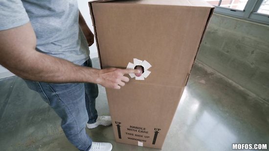 Обманом проникла к лысому самцу и от души насосалась здоровый пенис