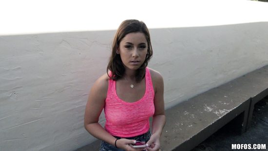 Конопатая студентка за пригоршню долларов отдалась пикаперу на помойке