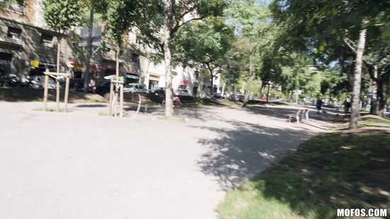 Заинтересовал блондинку пачкой евро и развёл на секс на улице