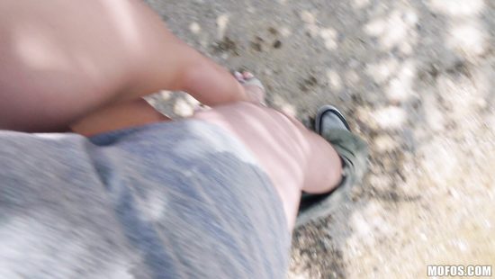 Заинтересовал блондинку пачкой евро и развёл на секс на улице